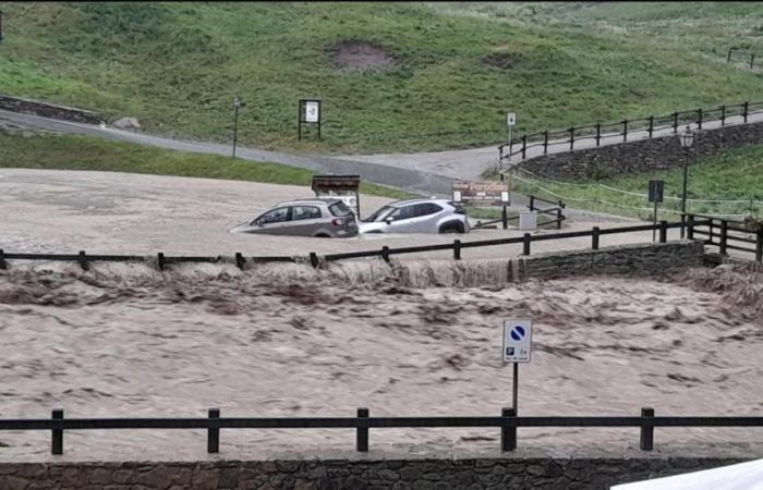 Überschwemmung in Cogne, Wildbäche treten über die Ufer: Erdrutsche aufgrund von Regenfällen im Piemont und im Aostatal. Auch Usseglio, Oulx und Cervinia waren betroffen, die Sempione schloss