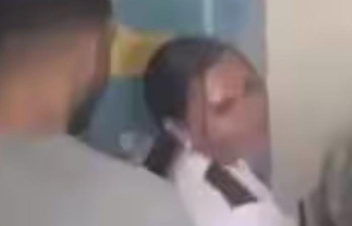 Sex im Gefängnis zwischen Polizistin und Häftling: das Video des Skandals