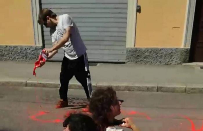 „Rote Farbe und Pro-Palästina-Flaggen.“ Belebte Straße in Bologna während der Tour de France
