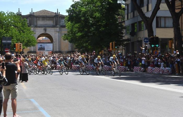 Tour de France, Begeisterung für den Durchgang der Läufer in Ravenna – Foto