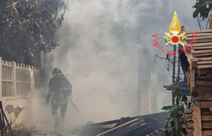 Feuer verwüstet Lagerhaus in Reggio Calabria: Familien evakuiert