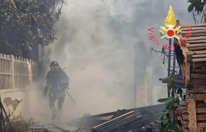 Brand in einem Lagerhaus in Reggio Calabria, 40 Familien evakuiert: Ermittlungen