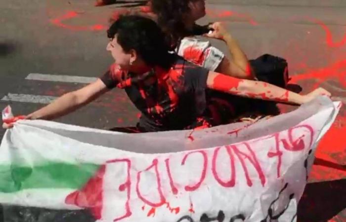 „Rote Farbe und Pro-Palästina-Flaggen.“ Belebte Straße in Bologna während der Tour de France