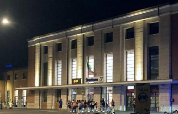 „Der Nachtbus nach Parma fährt nicht. 5 Stunden lang auf dem Bahnhofsvorplatz von Reggio festgefahren.