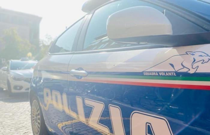 Vicenza, nach dem versuchten Raubüberfall in der Bank verbarrikadierte Banditen: Der Überfall beginnt