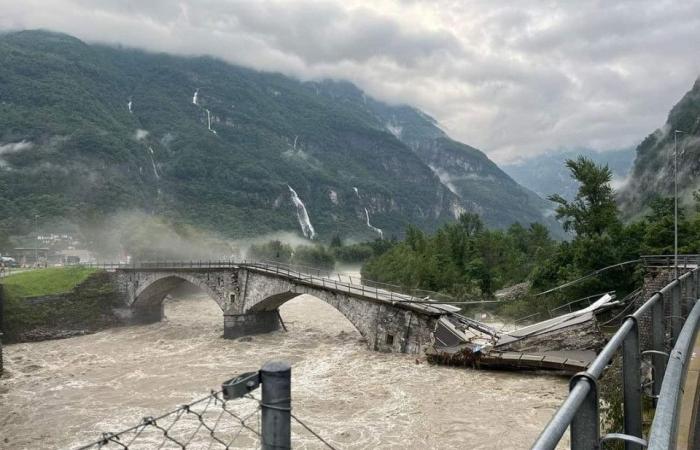 Überschwemmung und schwerer Erdrutsch in der Gegend von Fontana, kein Strom und Evakuierungen im Gange