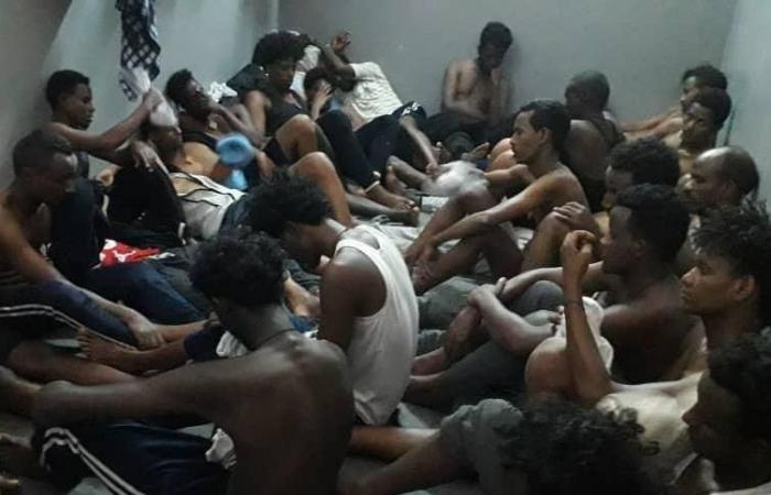 Zwei Schlepper festgenommen: Sie verursachten den Tod von zehn Migranten im Laderaum eines Bootes