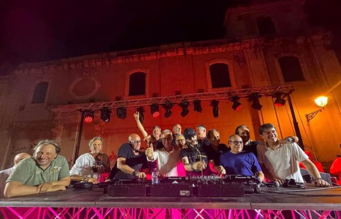 In Catania eine Alchemie aus Menschen und Musik: Nennen Sie sie nicht Boomer, sie setzen den Platz in Brand