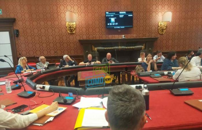 Der Stadtrat von Como spricht heute Abend erneut über die Kantinenpreise und die Arbeiten im Comunuoto