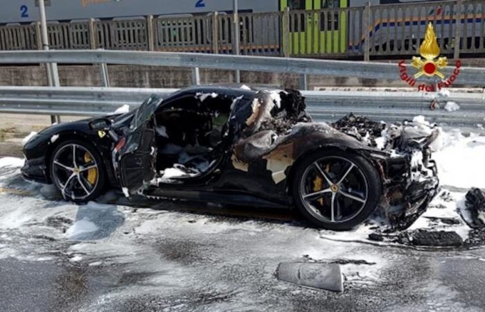 Mestre, ein Hybrid-Ferrari im Wert von 320.000 Euro, fängt mitten auf der Straße Feuer: Der Fahrer bleibt unverletzt