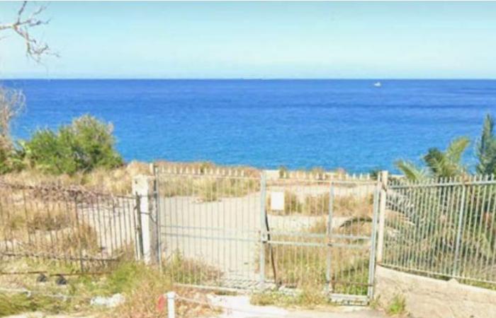 Lungomare Cristoforo Colombo, „Tor blockiert den Zugang zum Strand“