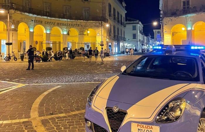 Positano News – Gewalttätiges Nachtleben in Caserta: Schlägerei zwischen jungen Leuten auf dem Platz, Minderjähriger landet im Krankenhaus