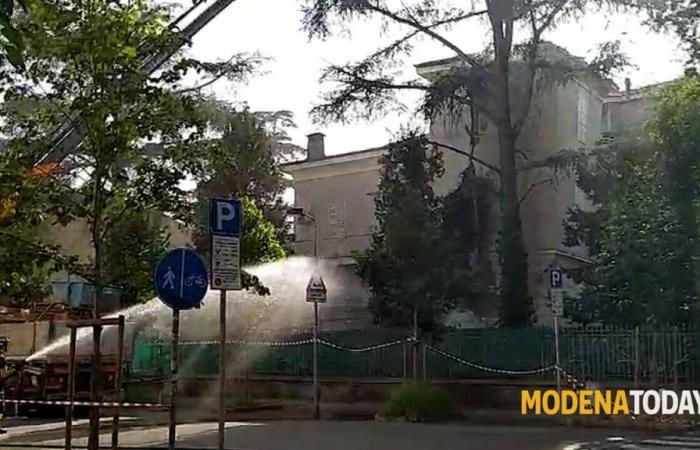 Kräne im Einsatz, das unsichere Haus in der Via de’ Fogliani wurde am Nachmittag abgerissen