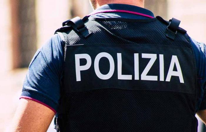Versuche, einem Mann, der zum Geldautomaten angehalten hatte, ein Moped zu stehlen: in Modica festgenommen
