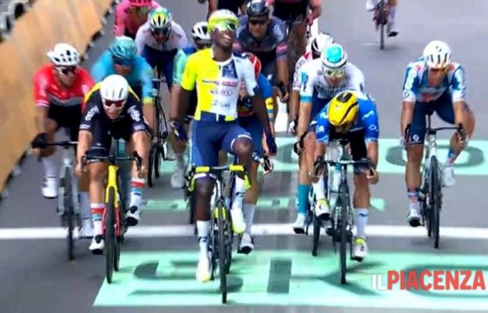 Bei der Tour de France führt Girmay den Sprint in Turin an und schreibt Geschichte