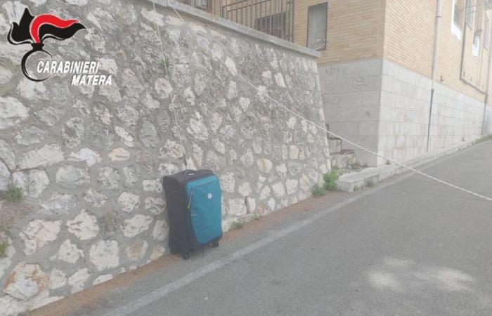 Trolley in Matera zurückgelassen: Bombendrohung geht los. Das Bombenkommando greift ein