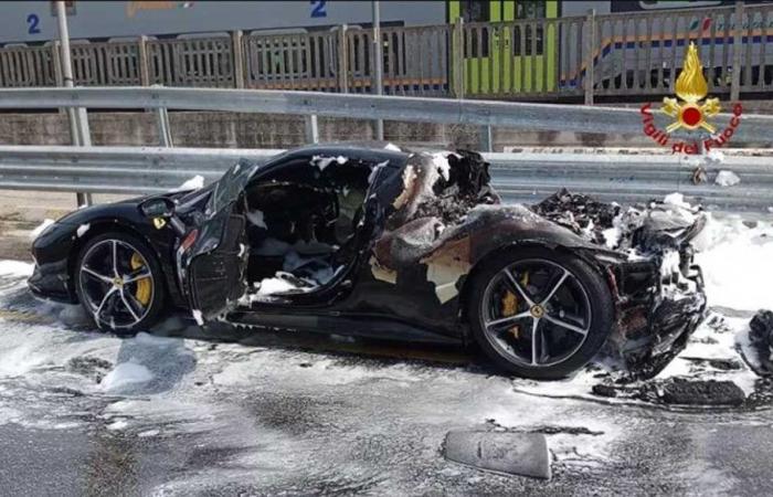 Feuer am Ferrari 296 GTS in Mestre, 320.000 Euro teures Juwel in Flammen: Fahrer entkam den Flammen