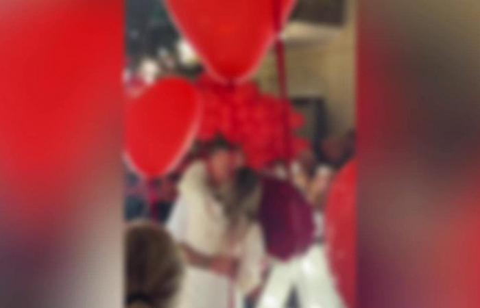 Roter Teppich, DJ und Luftballons in der Straße des alten Bari: Ein Heiratsversprechen versperrt die Gasse