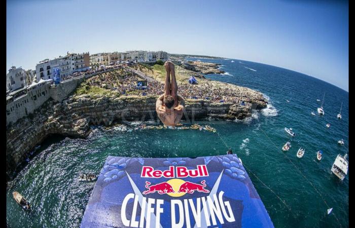 Kanal 7 TV | In Polignano gewann der Rumäne Popovici die 11. Red Bull Cliff Diving World Series