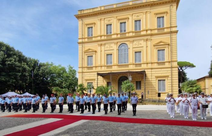 Zeremonie zum 279. Jahrestag der Gründung der Stadtpolizei von Livorno. Die Belobigungen und das Lob