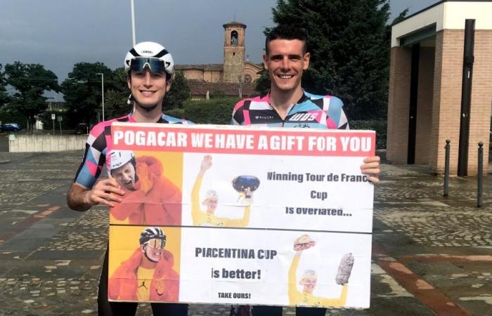 Tour de France – Filippo Cordani und Lorenzo Casella, die beiden Jungs, die Pogacar unseren Pokal überbrachten. «Spontane Geste, wir waren unentschlossen mit der Salami»