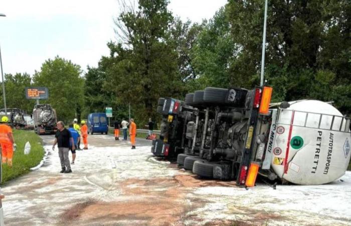 Zusammenstoß zweier Lastwagen vor der Mautstelle Capannori, Straße mit Pflanzenöl bedeckt: Zufahrt zur A11 gesperrt
