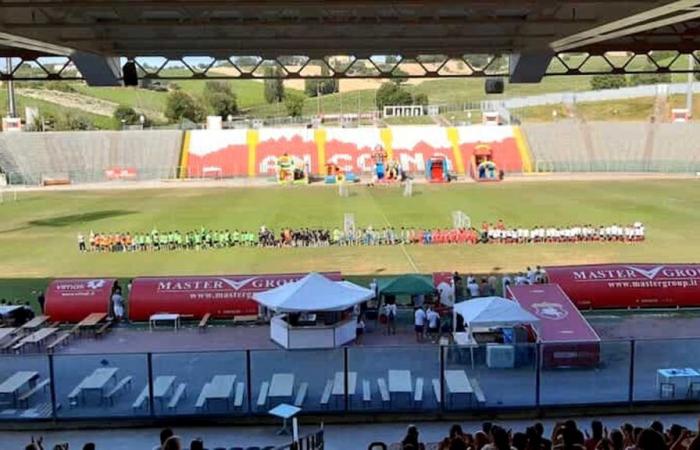„Derby“, das Ancona-Fußballfestival, begeistert die Stadt