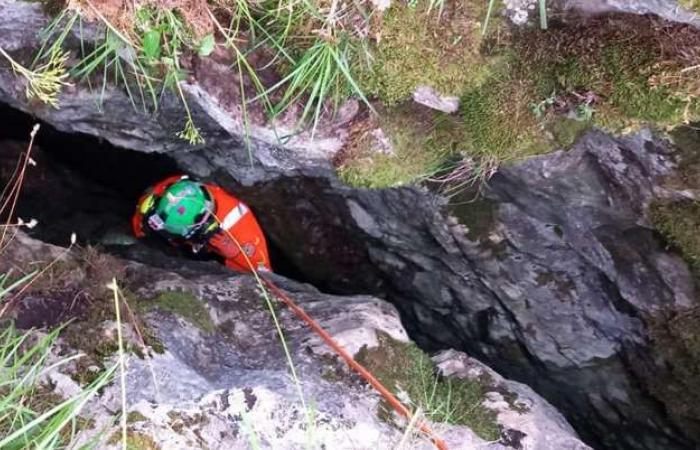 Vater und 10-jährige Tochter stürzen in tiefe Felshöhle: Rettung durch Bergrettung – Dolomiten
