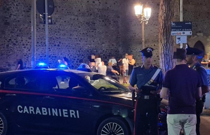 Movida Catania: Das Gleichgewicht der Kontrollen am Wochenende zwischen der Bekämpfung des Drogenhandels, Verstößen gegen die Straßenverkehrsordnung und Alkoholtests
