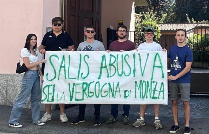 Monza, Youth League gegen Ilaria Salis: Banner vor dem Haus