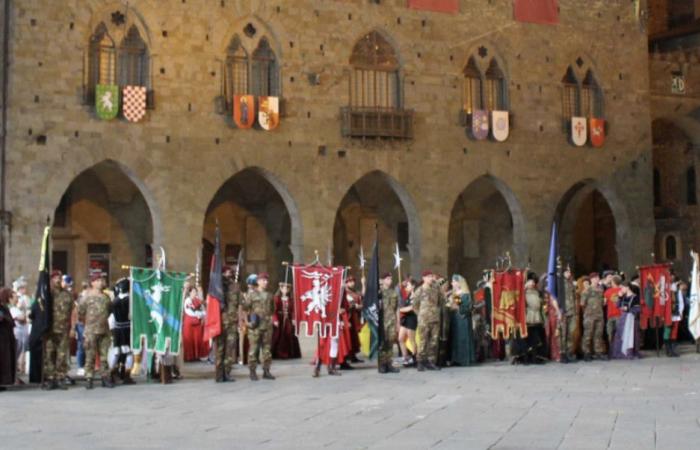 Die Parade eröffnet die Feierlichkeiten zu San Jacopo Maggiore in Pistoia