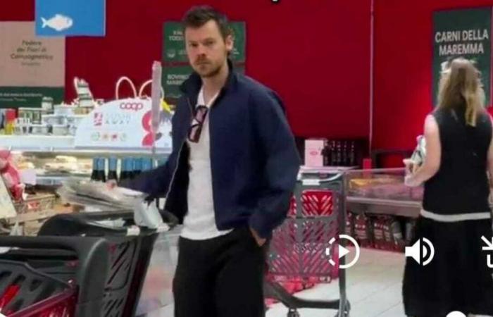 Das Video, in dem er im Supermarkt Tiefkühlkost auswählt, geht viral