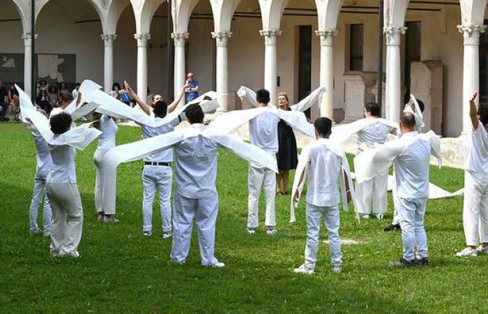 „Winged Victory und Nike ohne Flügel“, ein Projekt, das Träume über Vorurteile hinausfliegen lässt