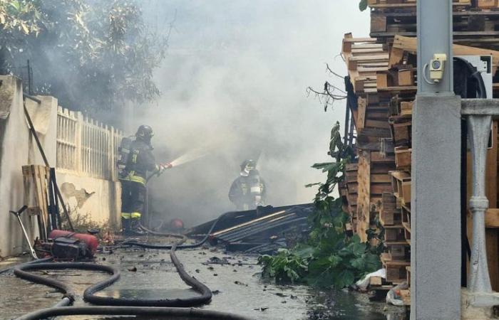 Brand in einem Lagerschuppen für Elektromaterial, Häuser in Reggio evakuiert