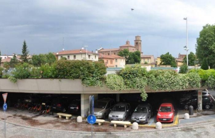Imola, Arbeiten am Ortomercato-Parkplatz. «Ziel ist es, bis zur Weihnachtszeit fertig zu sein»