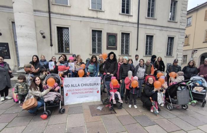 Como, der Kampf der Familien gegen die Schließung von Kindergärten geht weiter: „Das Komitee steht ihnen bei rechtlichen Schritten zur Seite“
