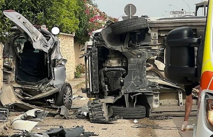 Ein Lieferwagen kippt um, ein junger Mann aus Taranto stirbt zwischen den zerknitterten Blechen. Die Fotos – Foto 1 von 3