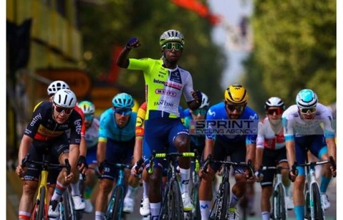 Der Eritreer Biniam Girmay gewinnt die Turin-Etappe der Tour de France im Sprint