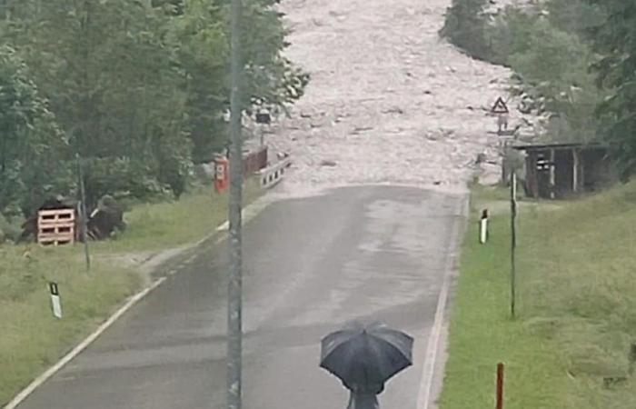 Riesiger Erdrutsch verschlingt die Straße am Passo Duran. Alpine Rettung durch anschwellenden Wildbach blockiert