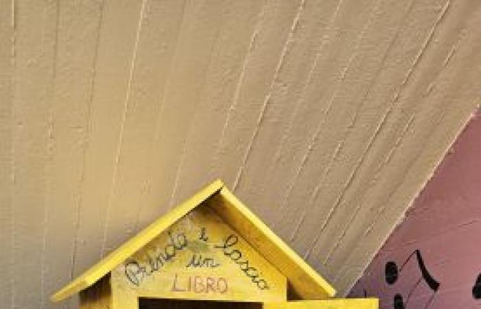 » Villa Lempa, die Kinder spenden der Gemeinde ein Büchertauschhaus