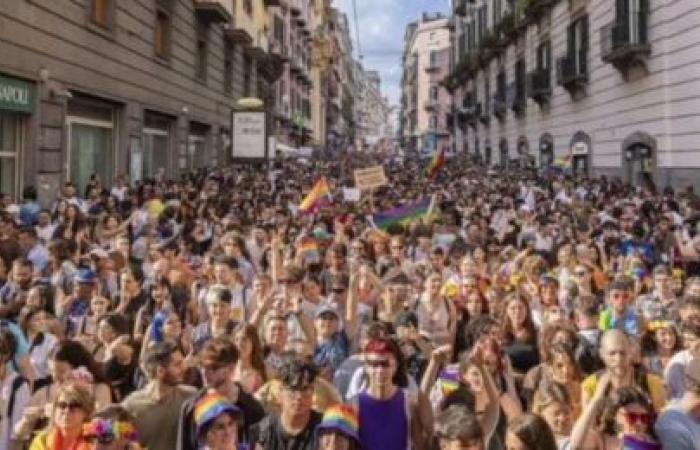 Homophober Angriff bei Naples Pride: Kopftrauma für zwei Mädchen