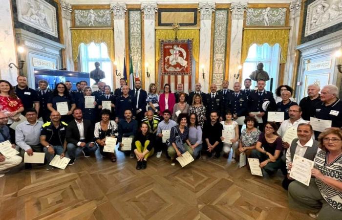 Gemeindemitarbeiter und örtliche Polizeibeamte wurden für ihre Hilfe bei Überschwemmungen in der Emilia Romagna in Forlì ausgezeichnet