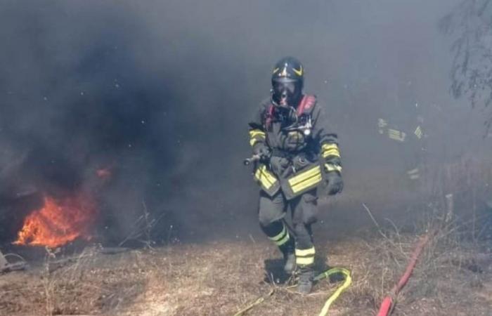 Sutri. 5 Hektar Land in Flammen, Feuerwehrleute bis spät in die Nacht im Einsatz