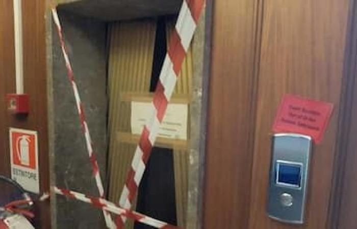 Ein 25-Jähriger stürzt im Raum Brindisi in den Aufzugsschacht eines Gebäudes