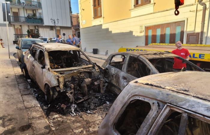 Nachts brannten fünf Autos im Zentrum von Brindisi | newⓈpam.it