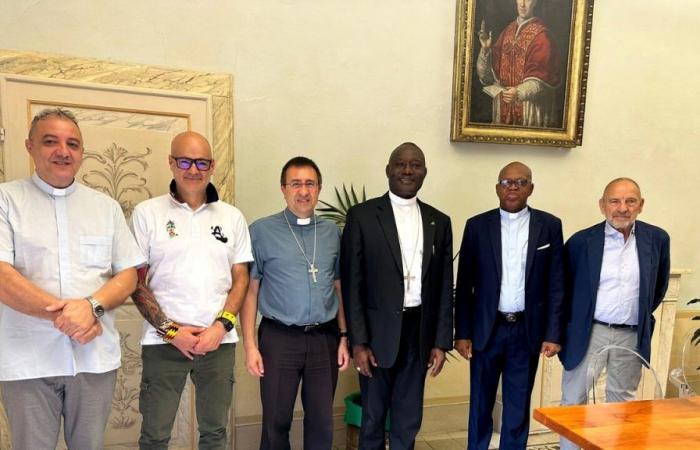 eine direkte Linie zwischen Castiglion Fiorentino, Sambia und Sierra Leone. Das Treffen mit Bischof Migliavacca