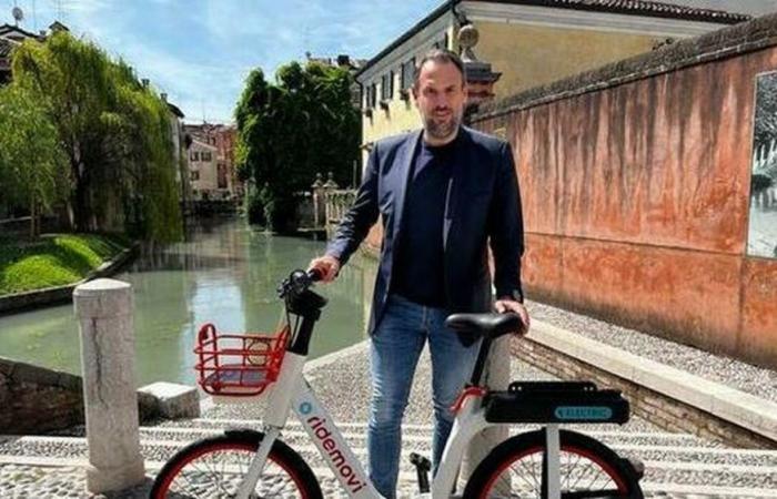 Treviso, das neue Bike-Sharing startet durch: 500 „Fahrten“ in drei Wochen. Conte: «Wir werden es stärken»