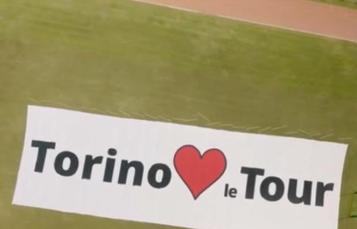 „Turin liebt die Tour“. Eine riesige, weltweit sichtbare Leinwand begrüßt die Tour de France