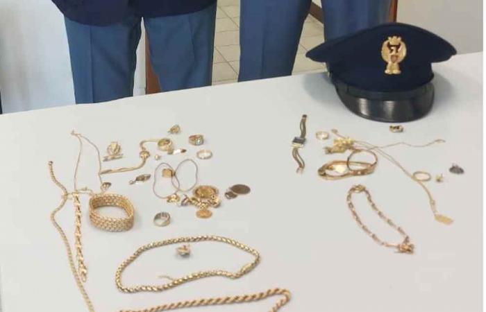 Sie werfen Gold und Uhren aus dem Auto, Schmuck, der älteren Menschen gestohlen wurde, wurde von der Verkehrspolizei geborgen – Livornopress