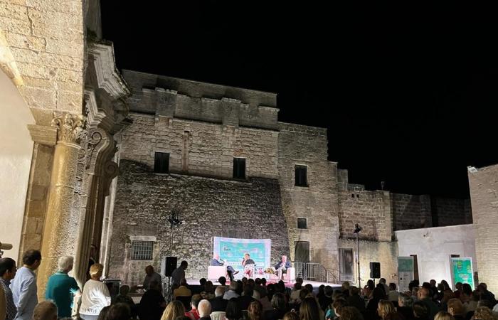 Das Salento Book Festival 2024, die Veranstaltung, die dem „Nachtleben der Leser“ gewidmet ist, kehrt zurück: von Gino Cecchettin über Selvaggia Lucarelli bis Serena Bortone, alle Gäste auf dem Programm
